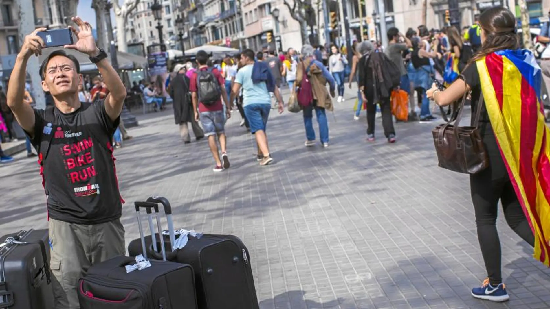 Un turista japonés, ayer, en las calles de Barcelona