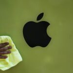 Logo de Apple en una tienda de la firma en Japón, en una imagen de archivo