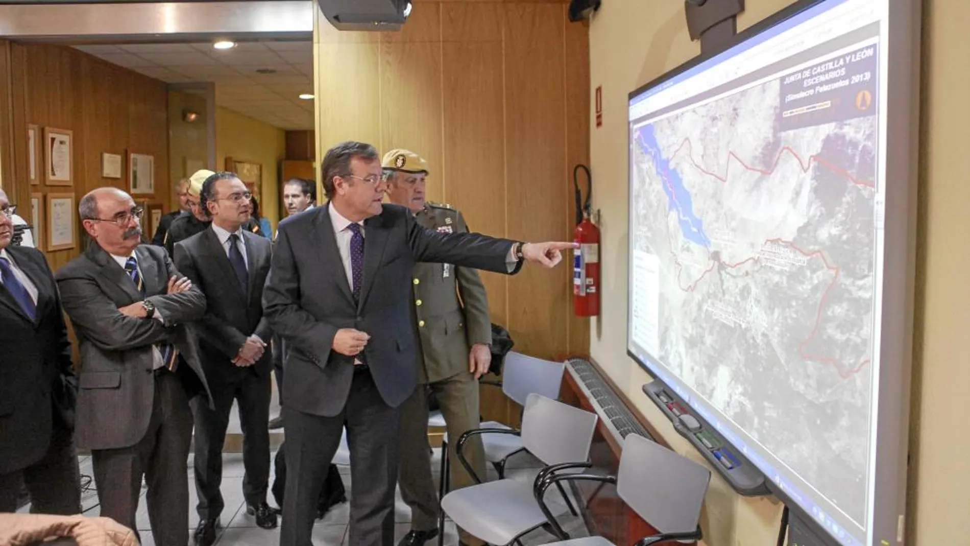 Antonio Silván observa junto al militar Alberto Asarta el mapa en el que se muestra la zona del simulacro