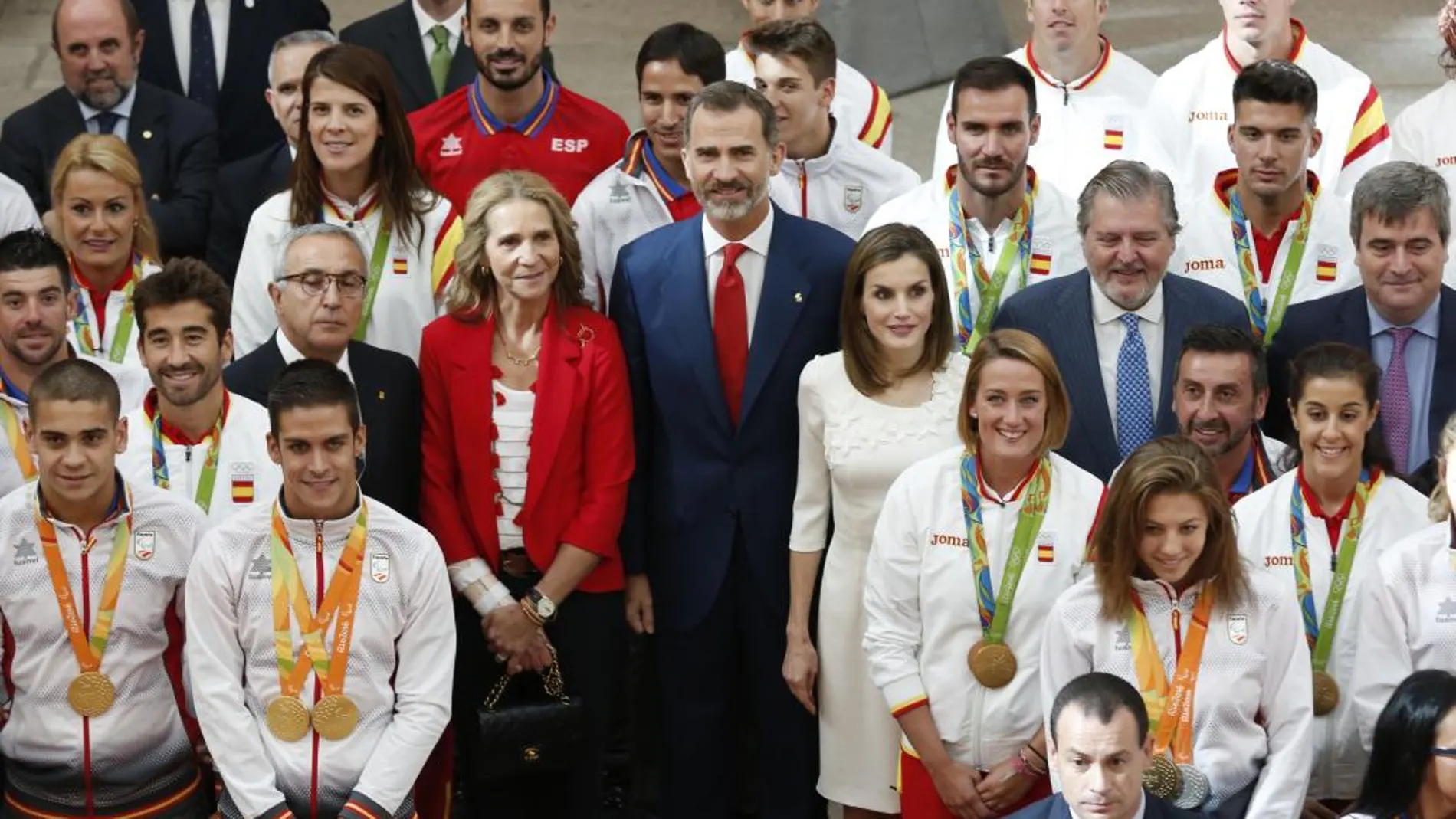 Los Reyes y la Infanta Elena con los medallistas