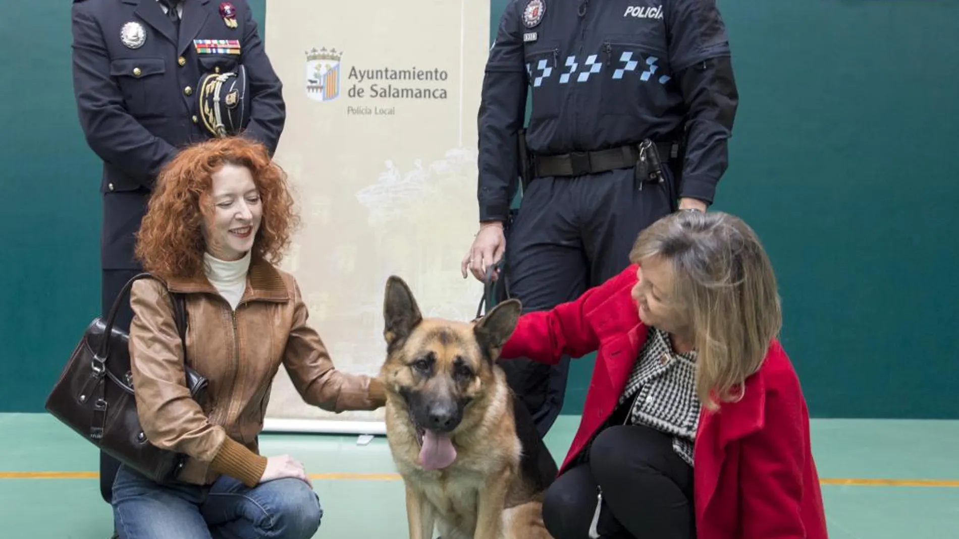 Luna, la primera perra que participa en el programa, acompañada de Cristina Klimovitz, concejala de Familia; Ana Suárez, concejala de Ciudadanos en el Ayuntamiento; Miguel Alonso, instructor del perro y el jefe de la policía local José Manuel Fernández