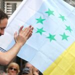 Pablo Iglesias con la bandera independentista canaria
