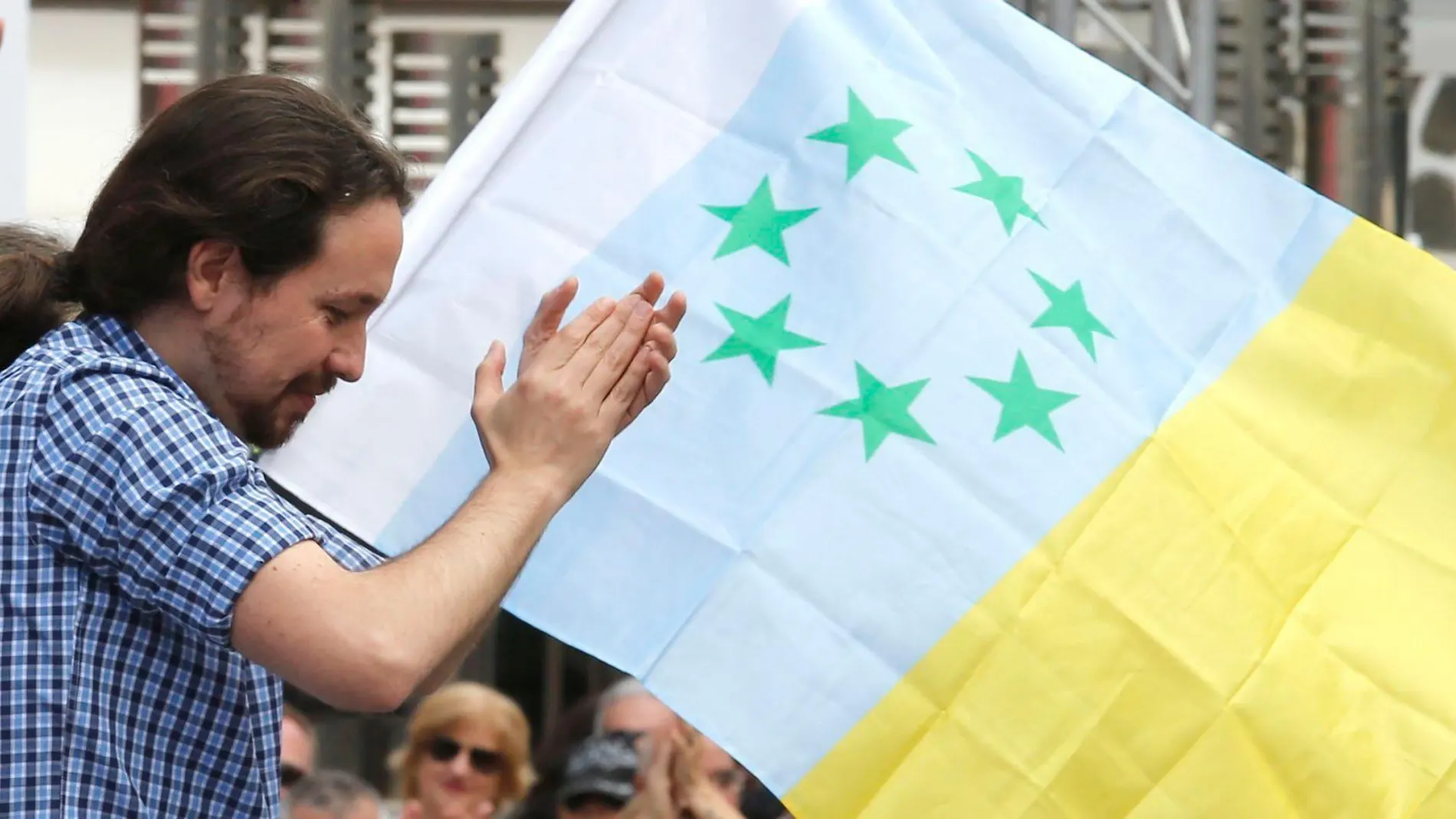 Pablo Iglesias con la bandera independentista canaria