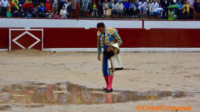 Enrique Ponce, comprobando el estado del ruedo, ayer en Colmenar viejo