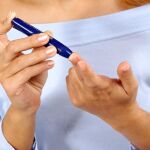 Una paciente con diabetes se toma una muestra