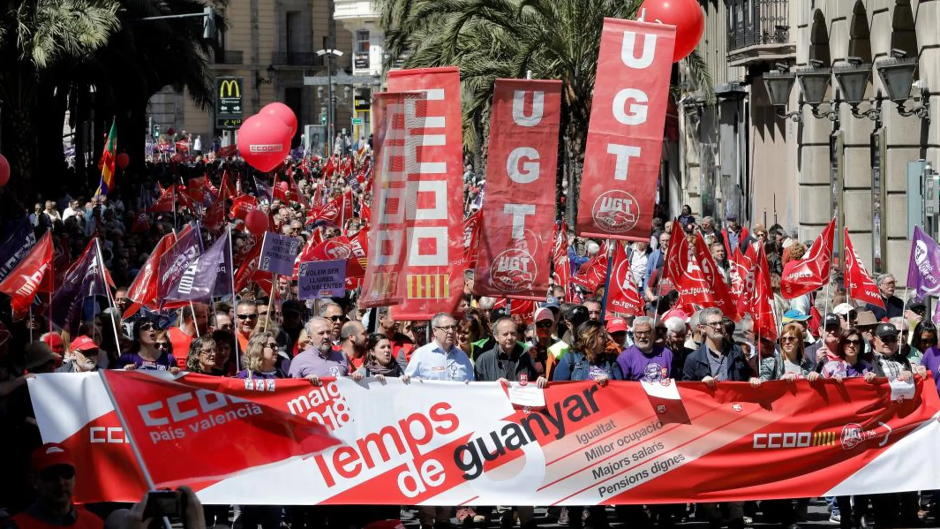 EFE/ Juan Carlos Cárdenas. Los sindicatos CCOO PV y UGT-PV celebran el Primero de Mayo con una manifestación bajo el lema "Tiempo de ganar derechos"en igualdad, empleo, salarios y pensiones.
