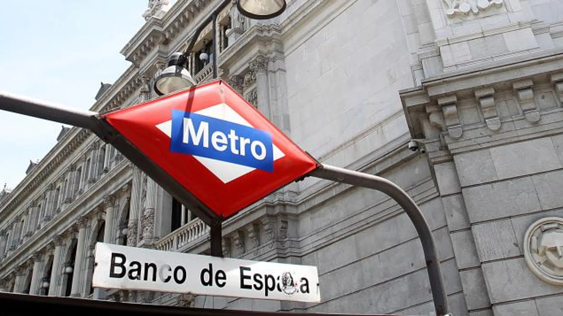 Según los datos que hoy ha publicado el Banco de España, la deuda de los bancos españoles con el BCE se ha reducido en marzo otro 4,36 %, ya que en febrero este importe fue de 271.840 millones de euros.