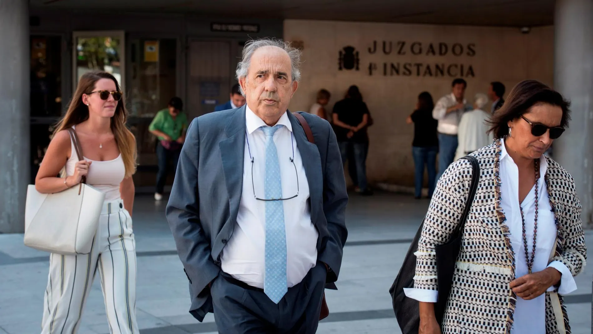 Álvarez Conde, a la salida de los juzgados de Plaza de Castilla