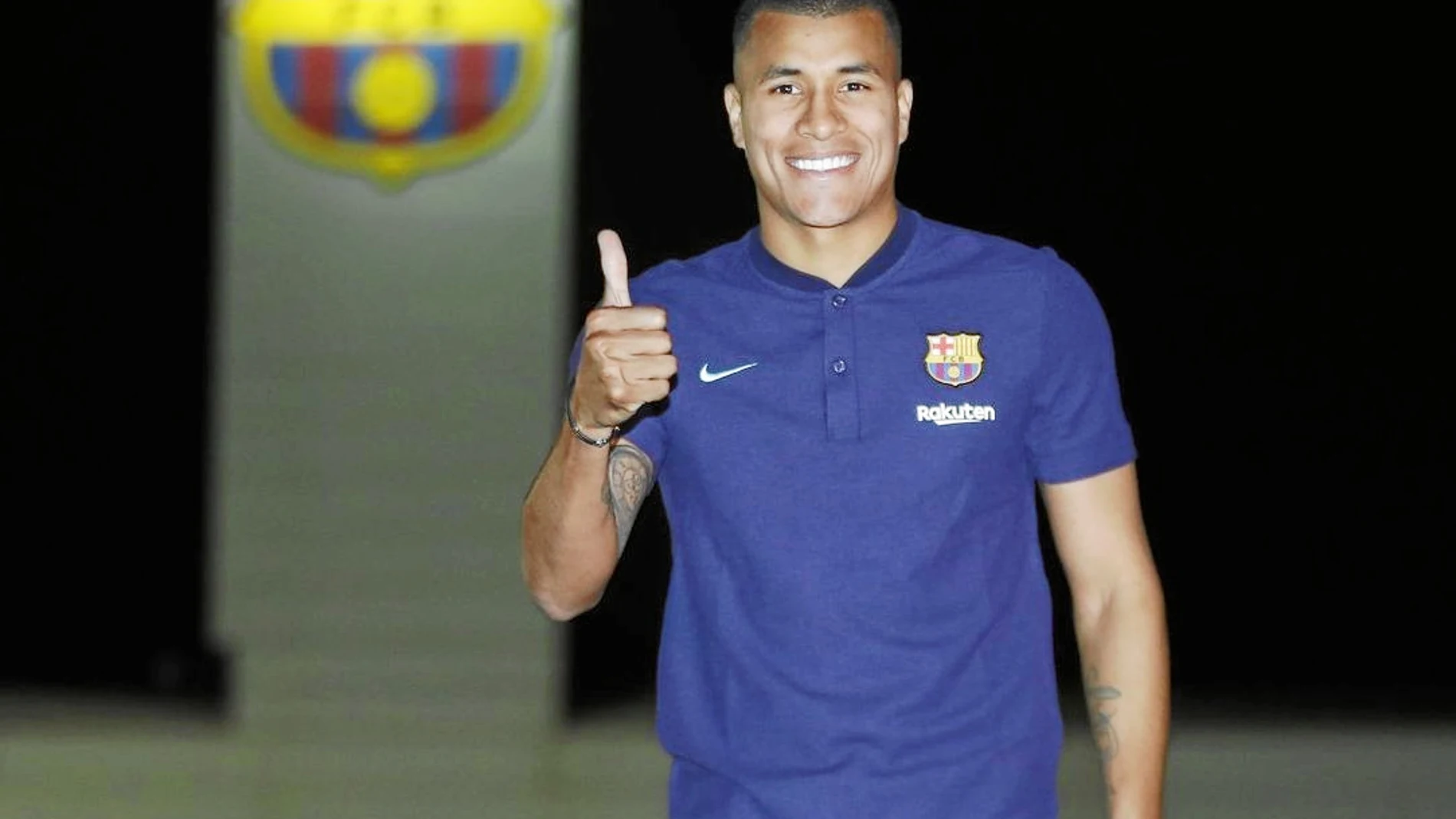 Murillo llegó ayer a la Ciudad Condal y posó con su nueva camiseta. Foto: FCBARCELONA.COM