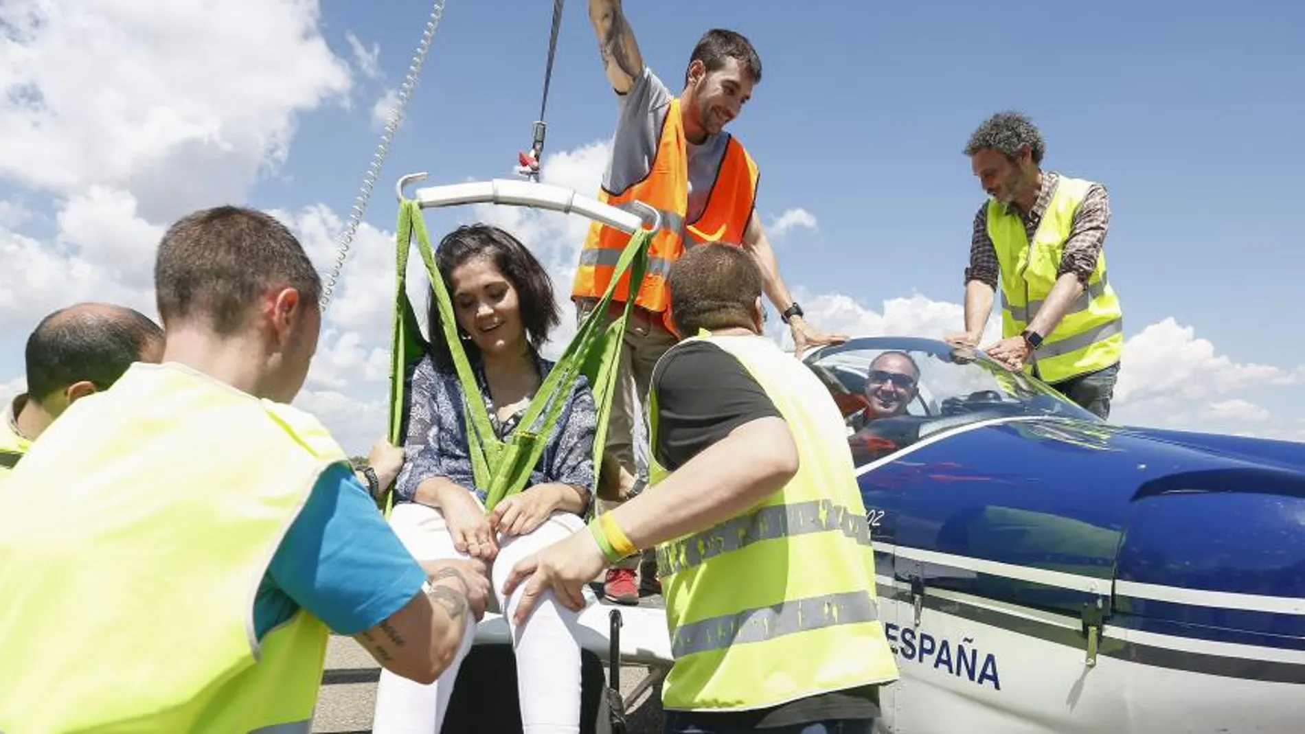 Práctica de vuelo adaptado organizada por el CRE de San Andrés del Rabanedo, en colaboración con la Fundación “Cielos de León' y la Fundación 'Sillas Voladoras” / Carlos S. Campillo /Ical