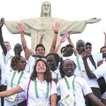 El equipo olímpico de refugiados posa en el Corcovado