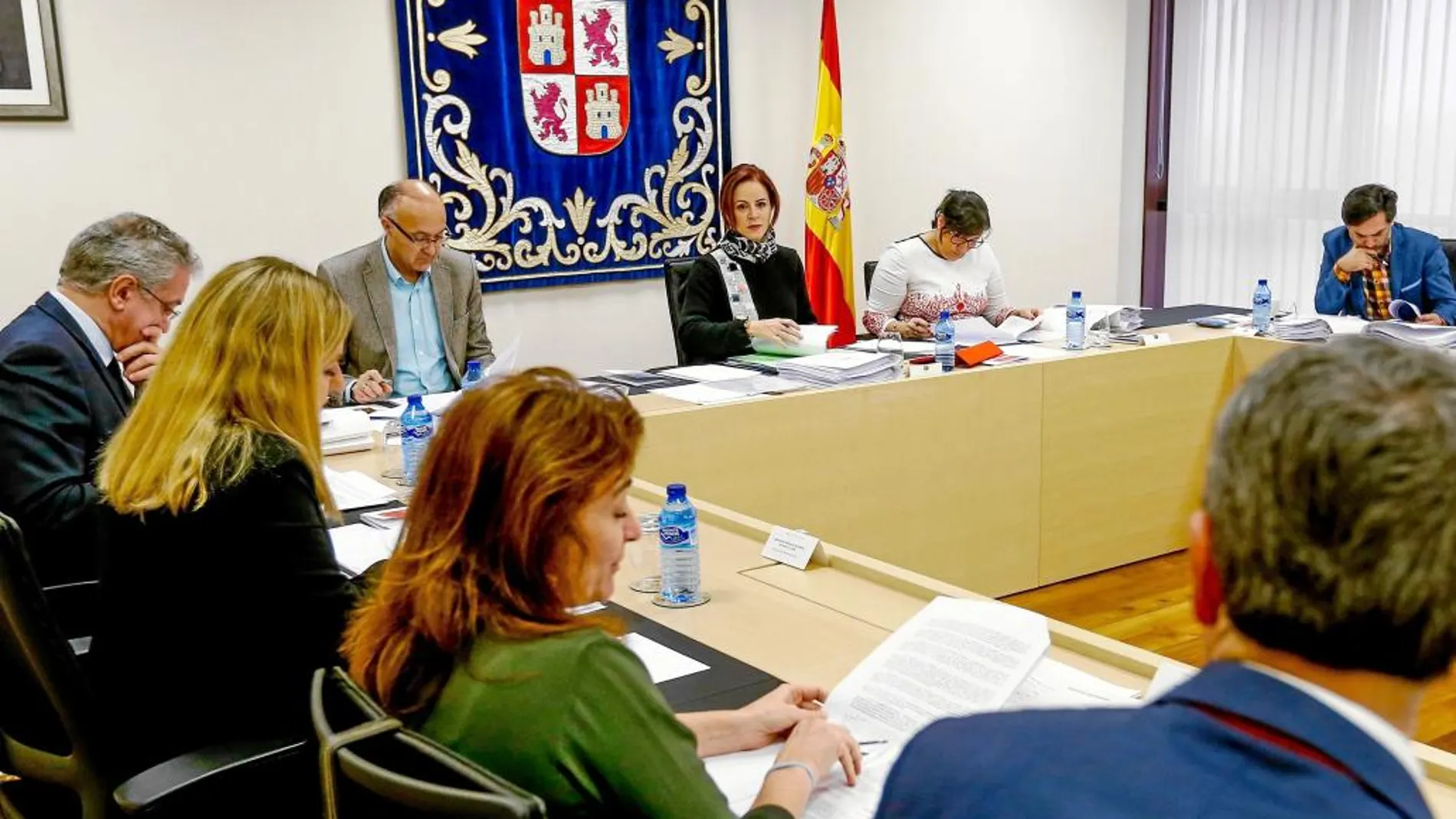 La presidenta del Legislativo autonómico, Silvia Clemente, preside la reunión de la Mesa de las Cortes, ayer en Valladolid.