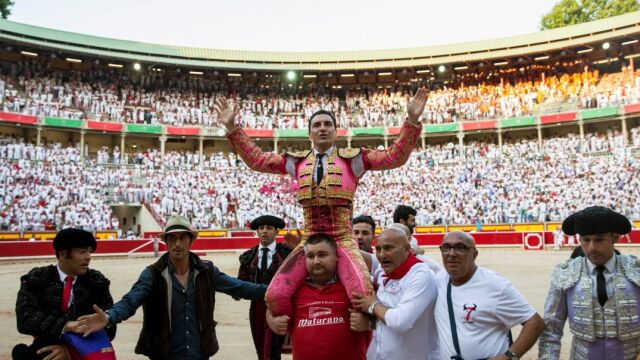 Octavio Chacón abre la Puerta Grande de Pamplona / EFE