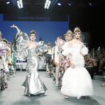 La modelos y «performers» del desfile de Ana Locking lucieron prendas inspiradas en el «voguing»