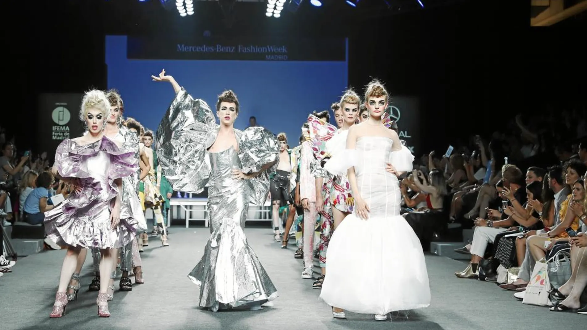 La modelos y «performers» del desfile de Ana Locking lucieron prendas inspiradas en el «voguing»