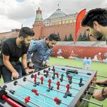 Unos aficionados juegan al futbolín en la Plaza Roja de Moscú
