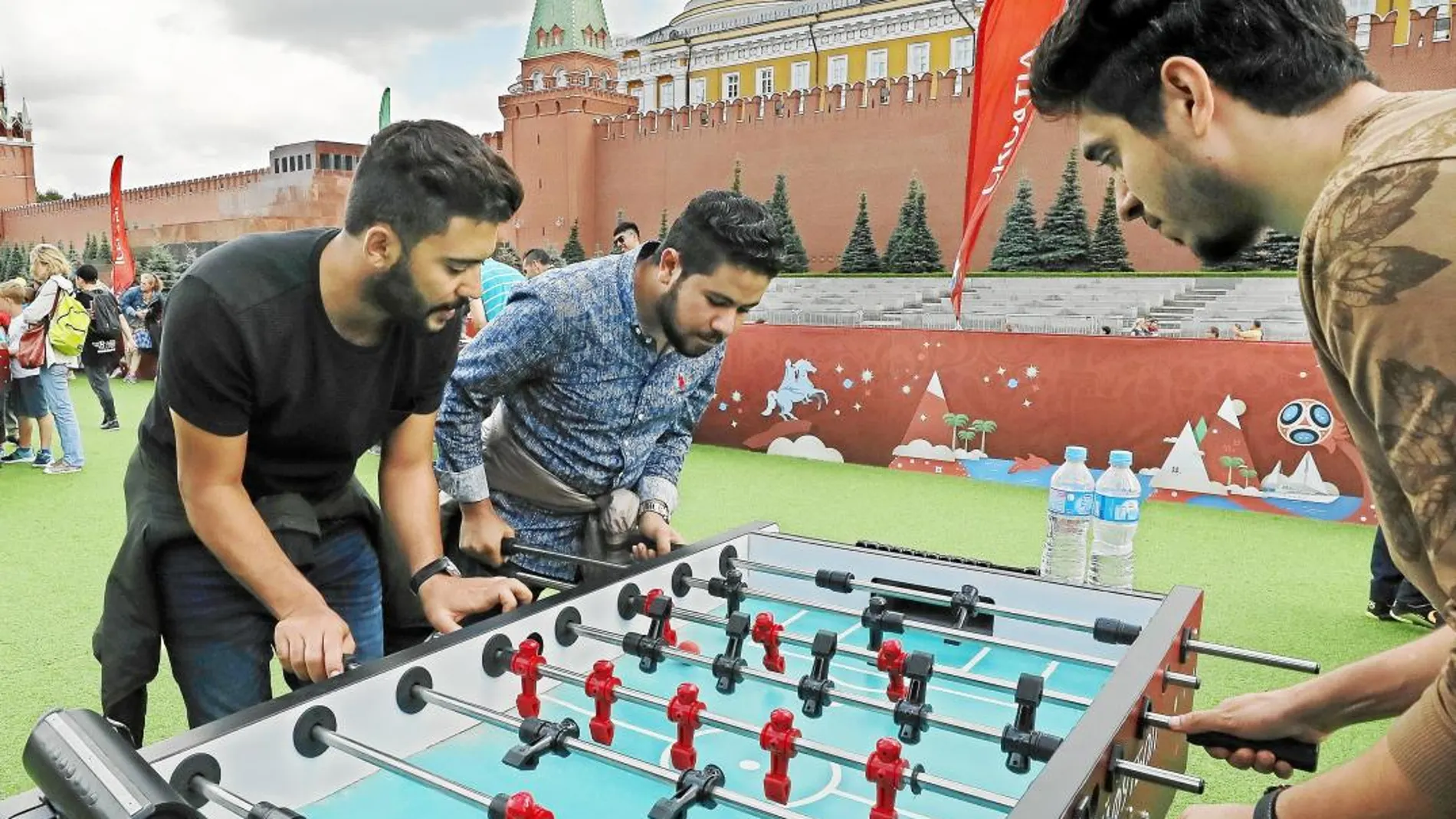 Unos aficionados juegan al futbolín en la Plaza Roja de Moscú