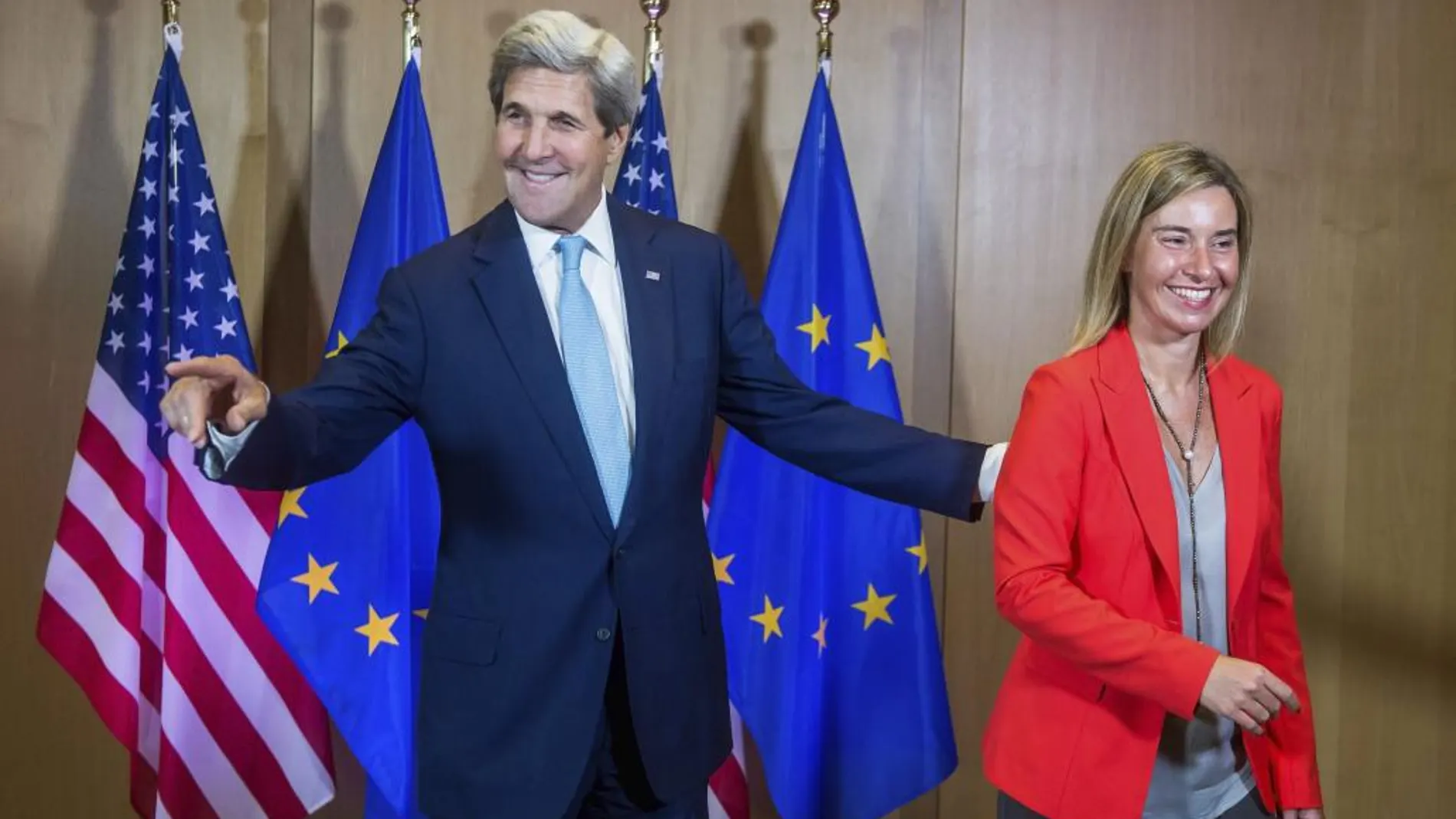 La alta representante de la UE para la Política Exterior, Federica Mogherini (d), da la bienvenida al secretario de Estado de EEUU, John Kerry