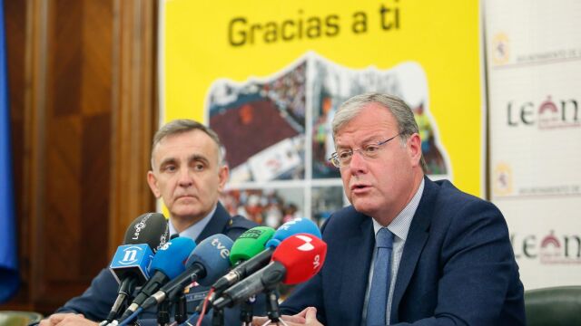 El alcalde de León, Antonio Silván, y el coronel jefe de la Academia Básica del Aire, José Antonio Gutiérrez Sevilla, presentan los actos con motivo del nombramiento de Hijos Adoptivos de la Ciudad a los alumnos de las XXVII TP y XXIX promociones de la Academia Básica del Aire