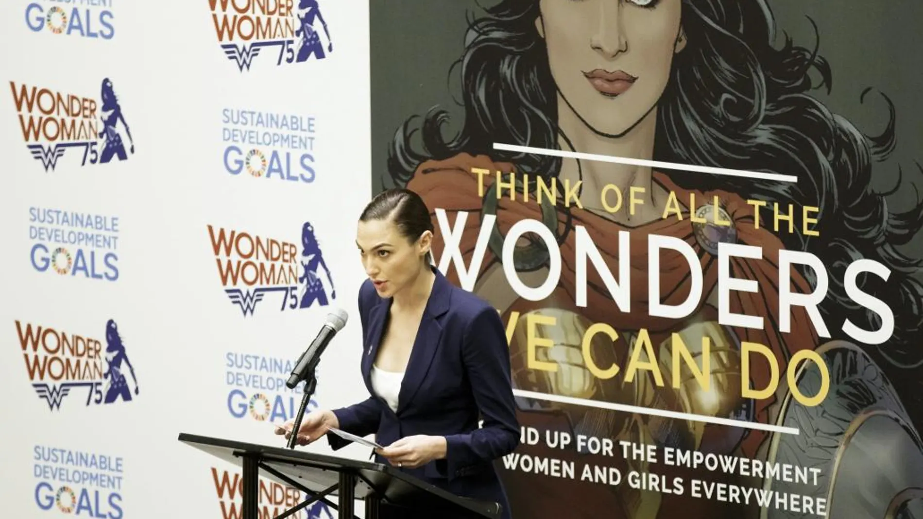 La actriz israelí, Gal Gadot, pronuncia su discurso durante un evento en el que «Wonder Woman», se nombró oficialmente como nueva embajadora honorífica para el Empoderamiento de las Mujeres y Niñas