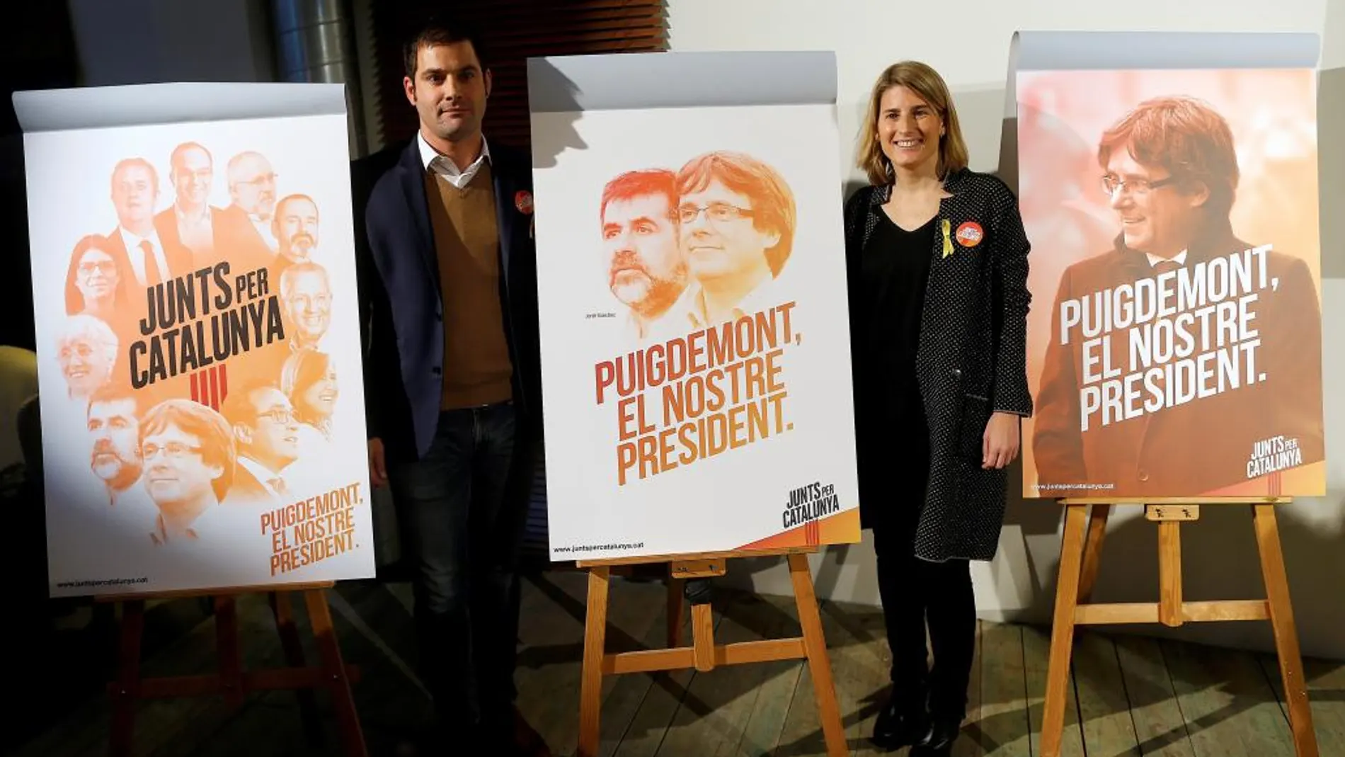 La directora de campaña de Junts per Catalunya, Elsa Artadi, y el responsable de imagen y creatividad de la misma, Ramon Maria Piqué, han presentado la imagen y el lema de la candidatura de cara a las elecciones del 21D.