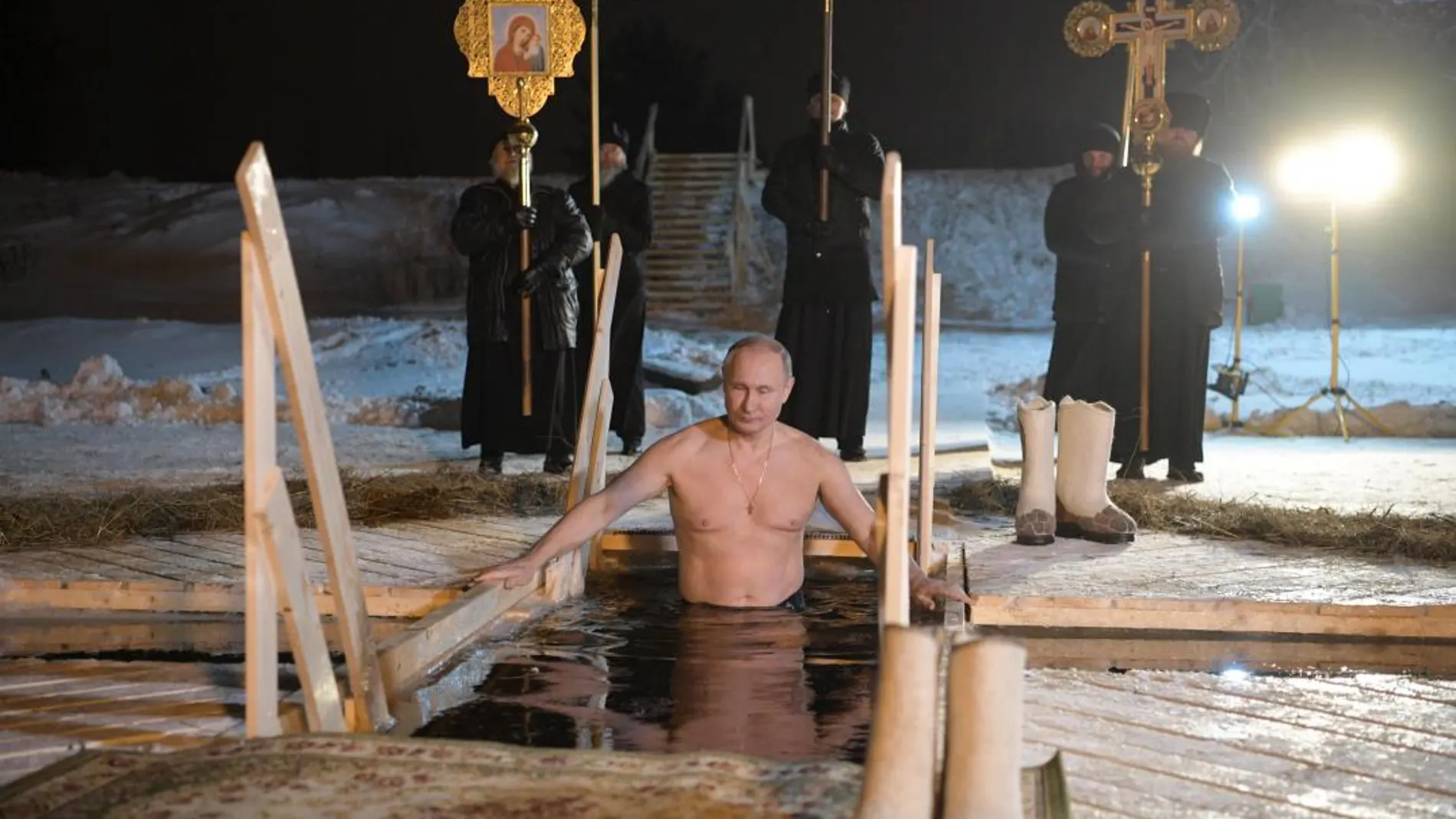El presidente de Rusia Vladimir Putin se sumerge en agua helada durante la festividad de la Epifanía ayer en el monasterio Nilov en la isla de Stolobny(Rusia)