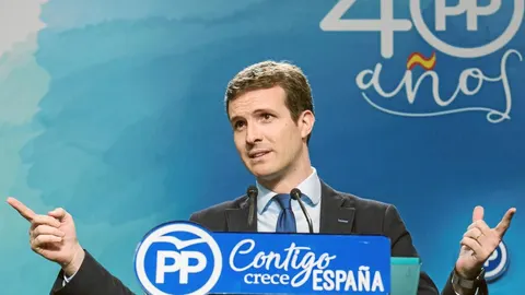 Casado acusó ayer al PSOE de poner a España en manos de los independentistas y «batasunos», convirtiendo a los españoles en rehenes de Puigdemont y de Otegi