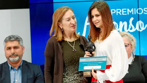 Ana Pastor entrega la estatuilla a María Campos Rodríguez / LA RAZÓN