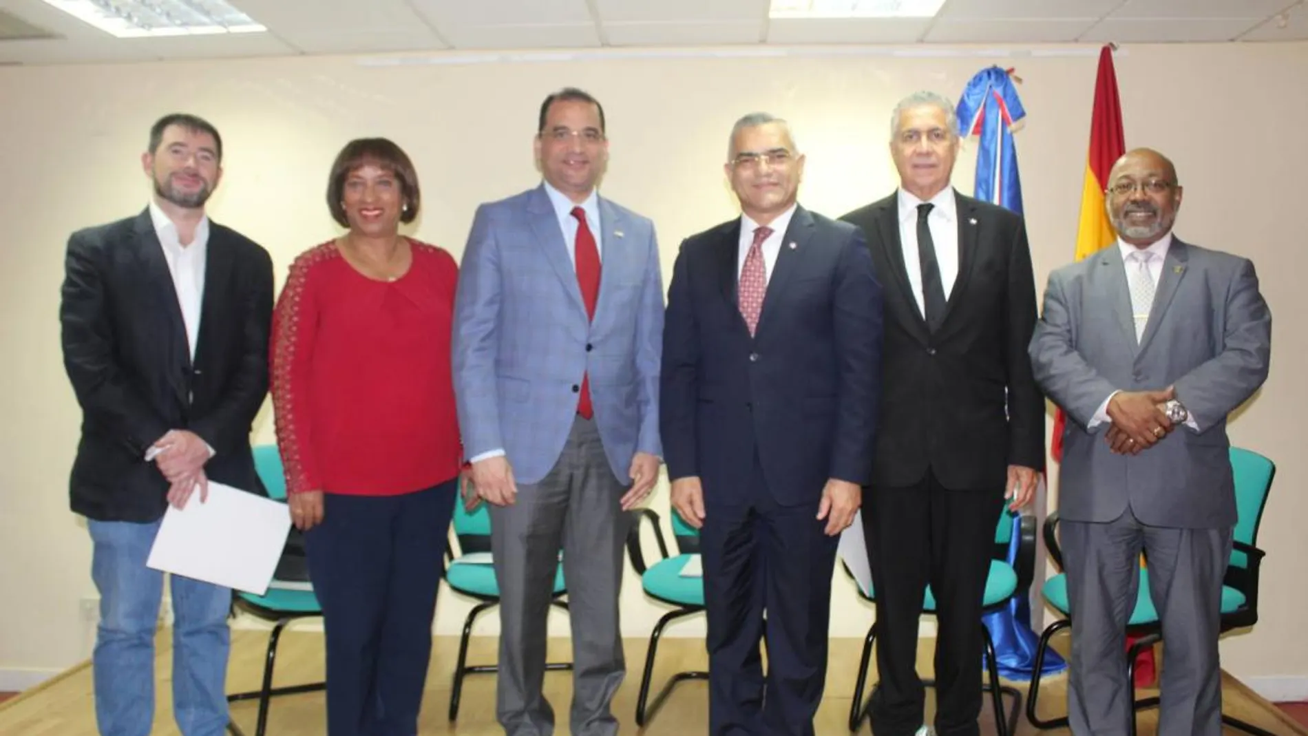En el centro de la imagen, el embajador dominicano Olivo Andrés Rodríguez Huertas, acompañado de la delegación del Ministerio de Relaciones Exteriores de la R. Dominicana.