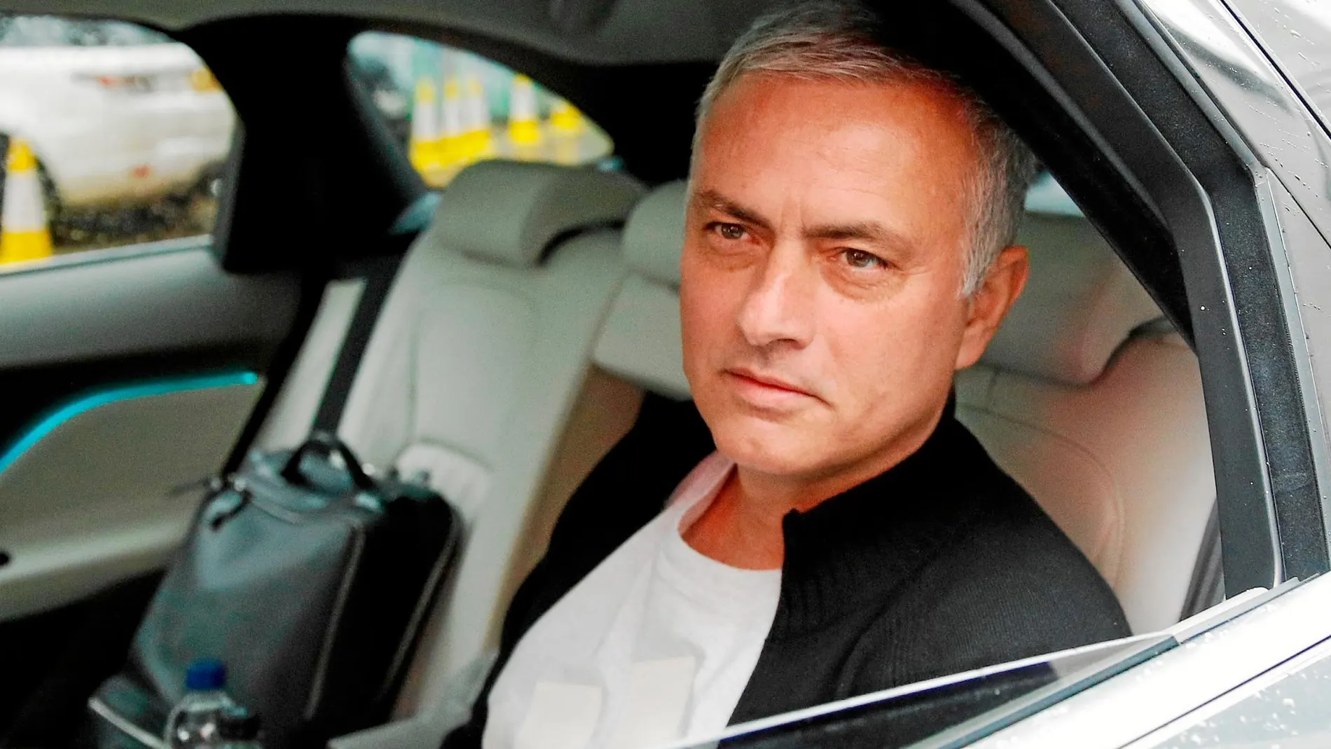 Mourinho, ayer en el coche, después de dejar el Manchester United