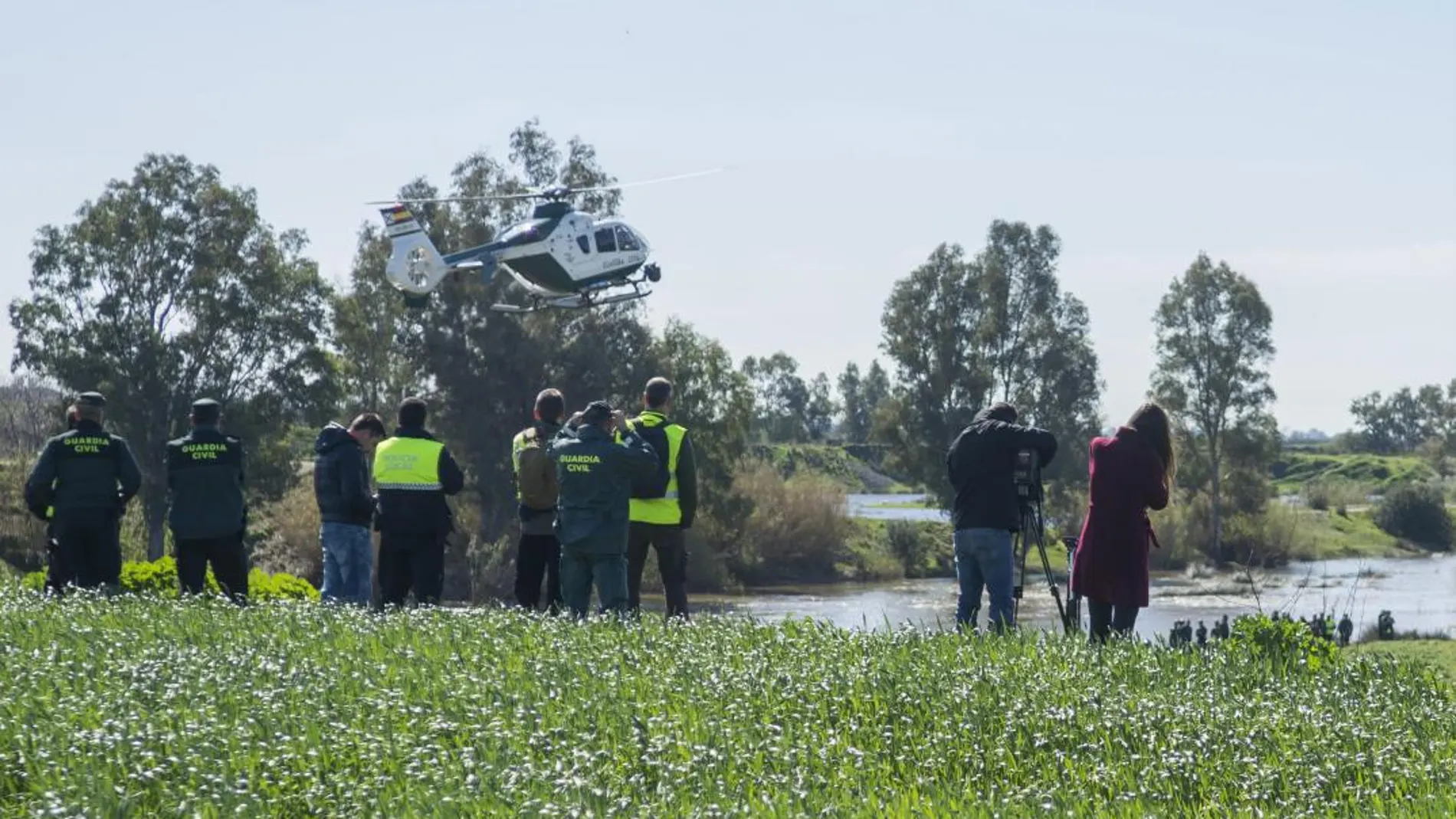 Un helicóptero de la Guardia Civil evacuó ayer el cadáver del agente