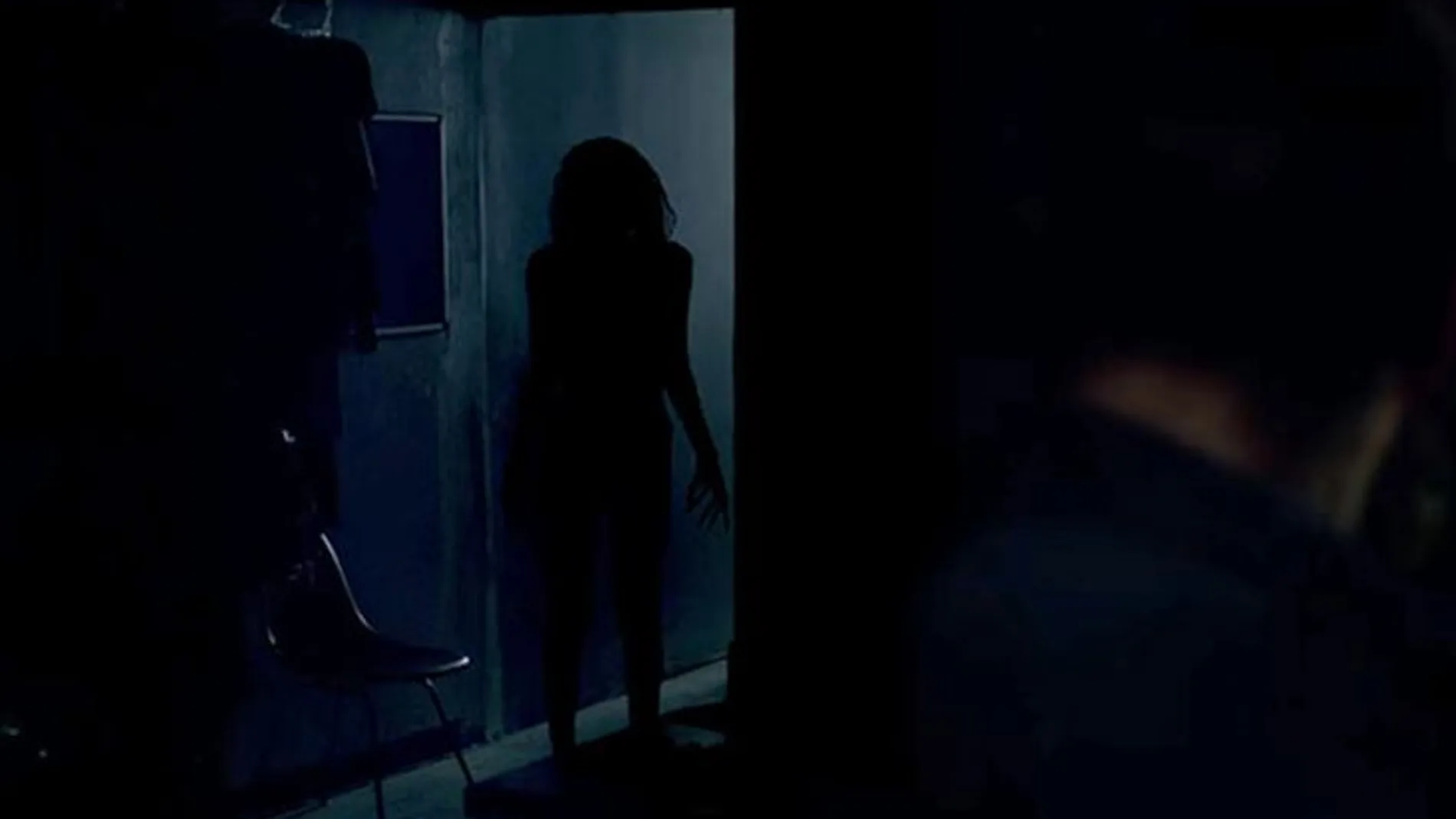 Imagen del trailer de «Nunca apagues la luz»