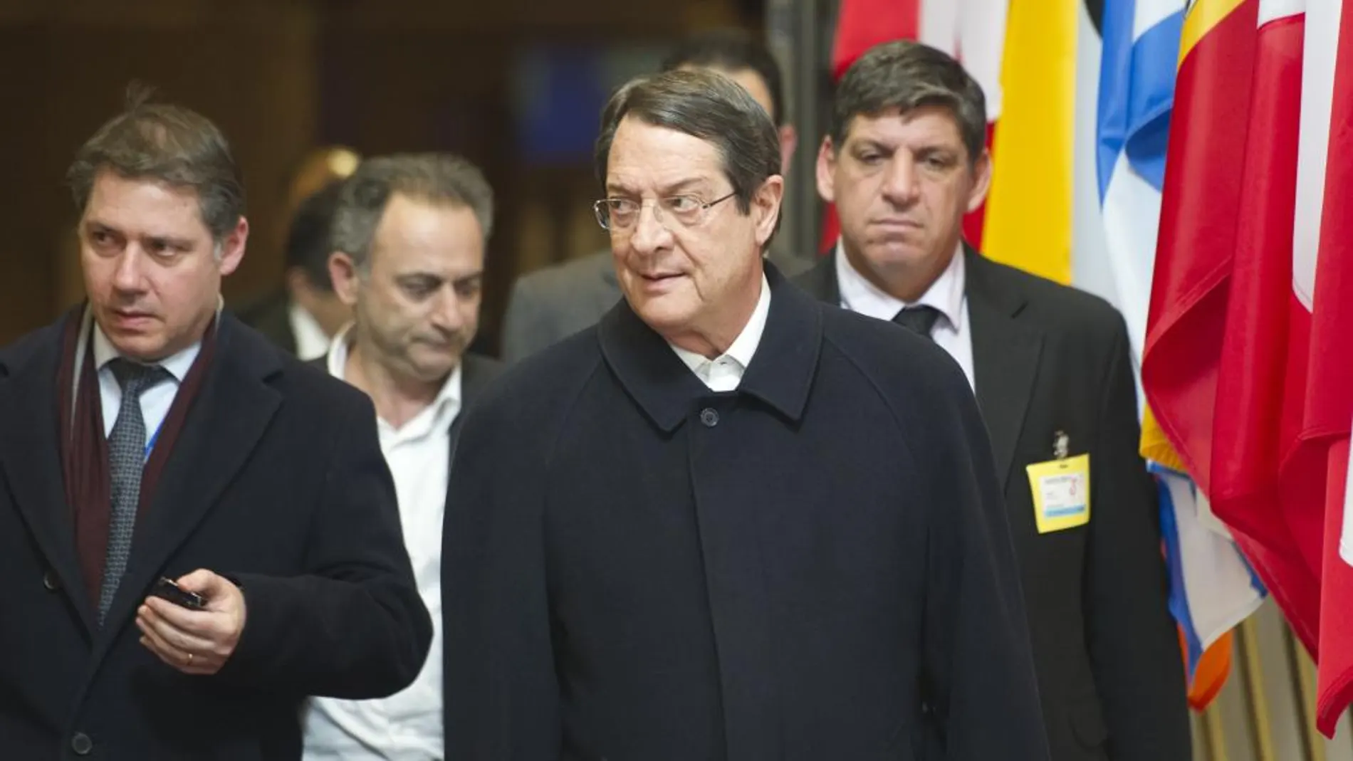 Nicos Anastasiades a la salida de la cumbre acompañado de su delegación