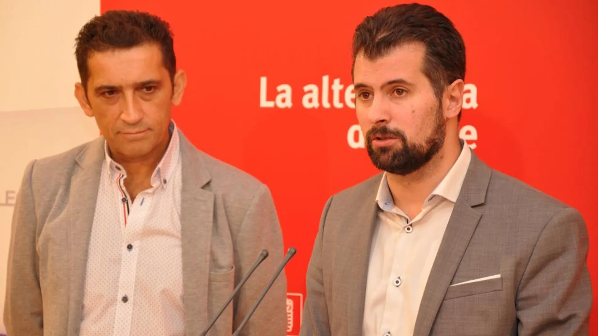 El socialista Luis Tudanca contesta las preguntas de los periodistas en presencia del líder de CCOO, Vicente Andrés