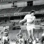 Gordillo, rodeado de futbolistas del Nápoles, en la ida de la primera ronda de la Copa de Europa 87-88, que se jugó sin público en las gradas