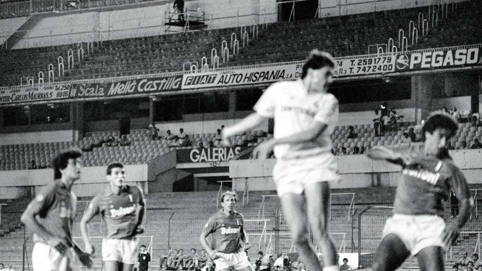 Gordillo, rodeado de futbolistas del Nápoles, en la ida de la primera ronda de la Copa de Europa 87-88, que se jugó sin público en las gradas