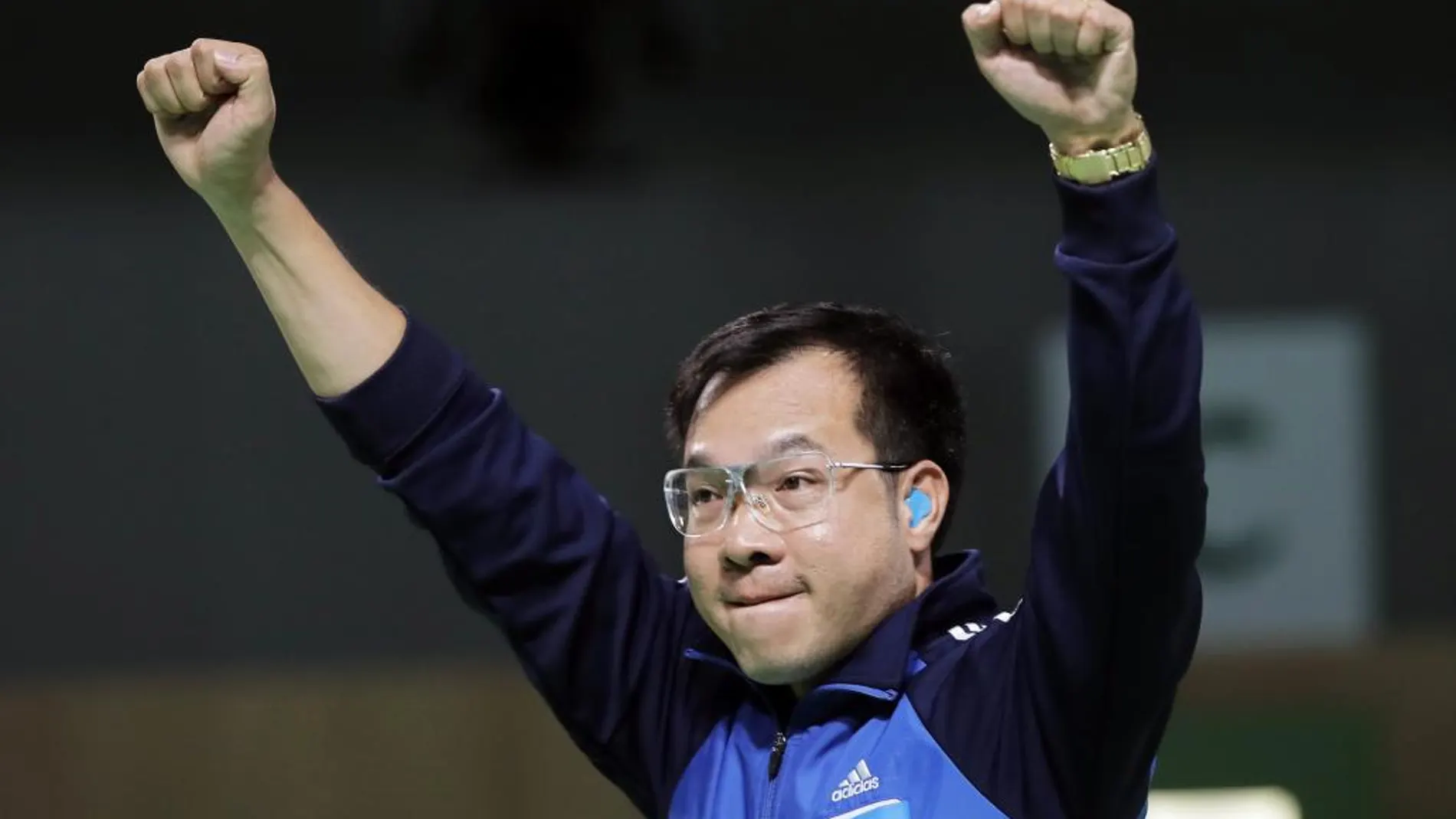 El tirador de Vietnam, Hoang Xuan Vinh, celebra la medalla de oro