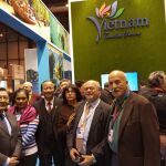 El embajador de Vietnam en España, don Ngo Tien Dung, con su esposa en el centro de la imagen, rodeados de sus invitados.