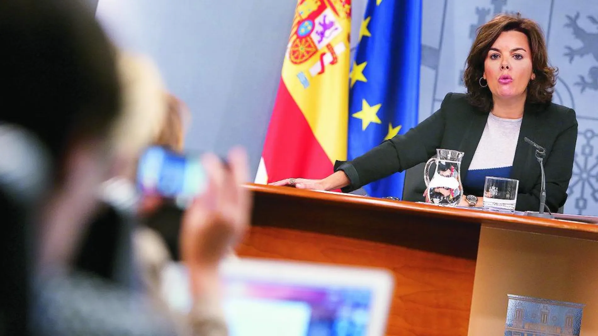 Soraya Sáenz de Santamaría, vicepresidenta del Gobierno en funciones, ayer, tras la reunión del Consejo de Ministros