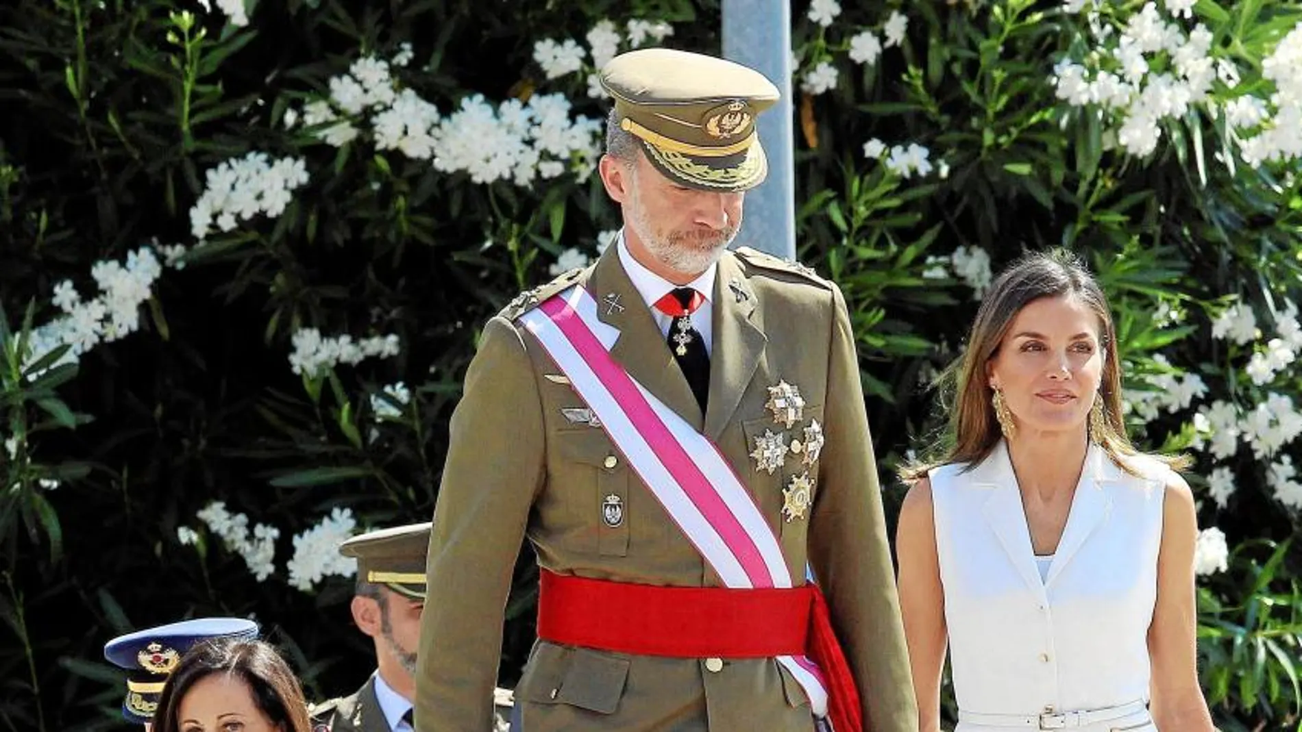 Reyes, junto a la ministra de Defensa, Margarita Robles, ayer durante la entrega de despachos de las Fuerzas Armadas