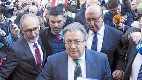El ministro del Interior, Juan Ignacio Zoido, saludó ayer a los policías concentrados frente a la Dirección General de la Policía antes de reunirse con los sindicatos y asociaciones