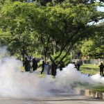 Los manifestantes se enfrentan a la Guardia Bolivariana a las puertas de la base militar de  Paramacay