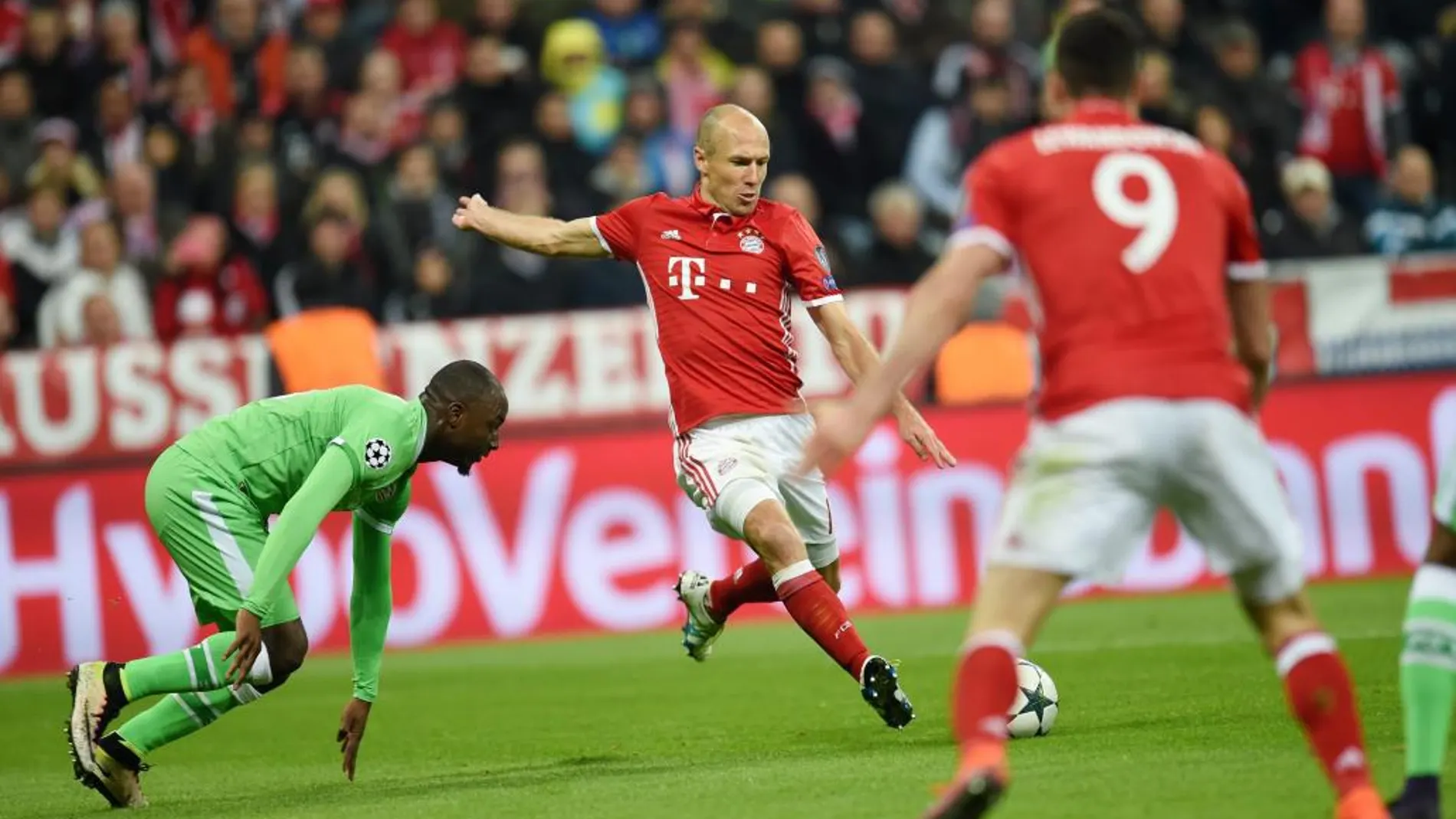 Arjen Robben (c) de Bayern Munich en acción hoy, miércoles 19 de octubre de 2016, durante un juego del grupo D entre Bayern Munich y PSV Eindhoven, en Munich (Alemania).