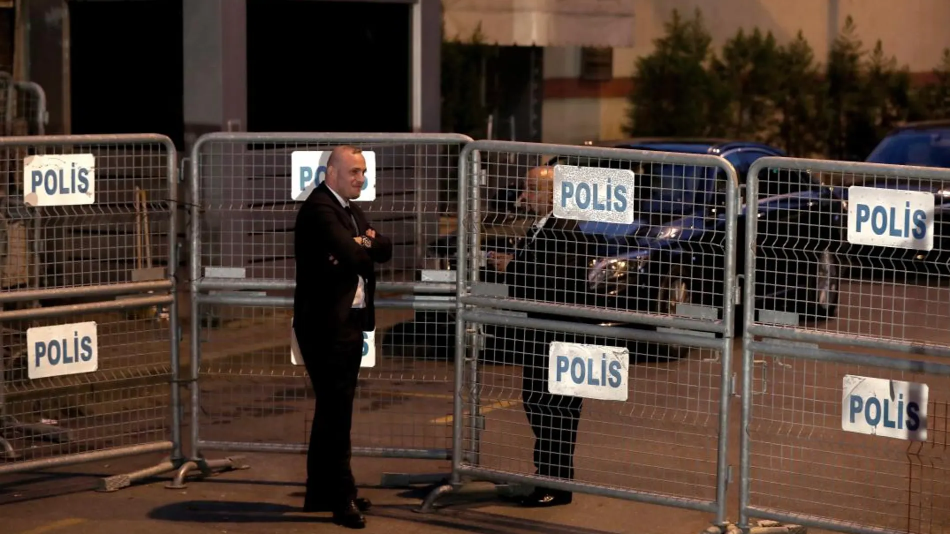 Miembros de la policía forense turca llegan al consulado saudí en Estambul. EFE/ Tolga Bozoglu
