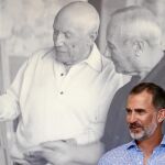Don Felipe, ayer, en un momento de la visita de la Familia Real a la exposición de Miró y Picasso en Sóller