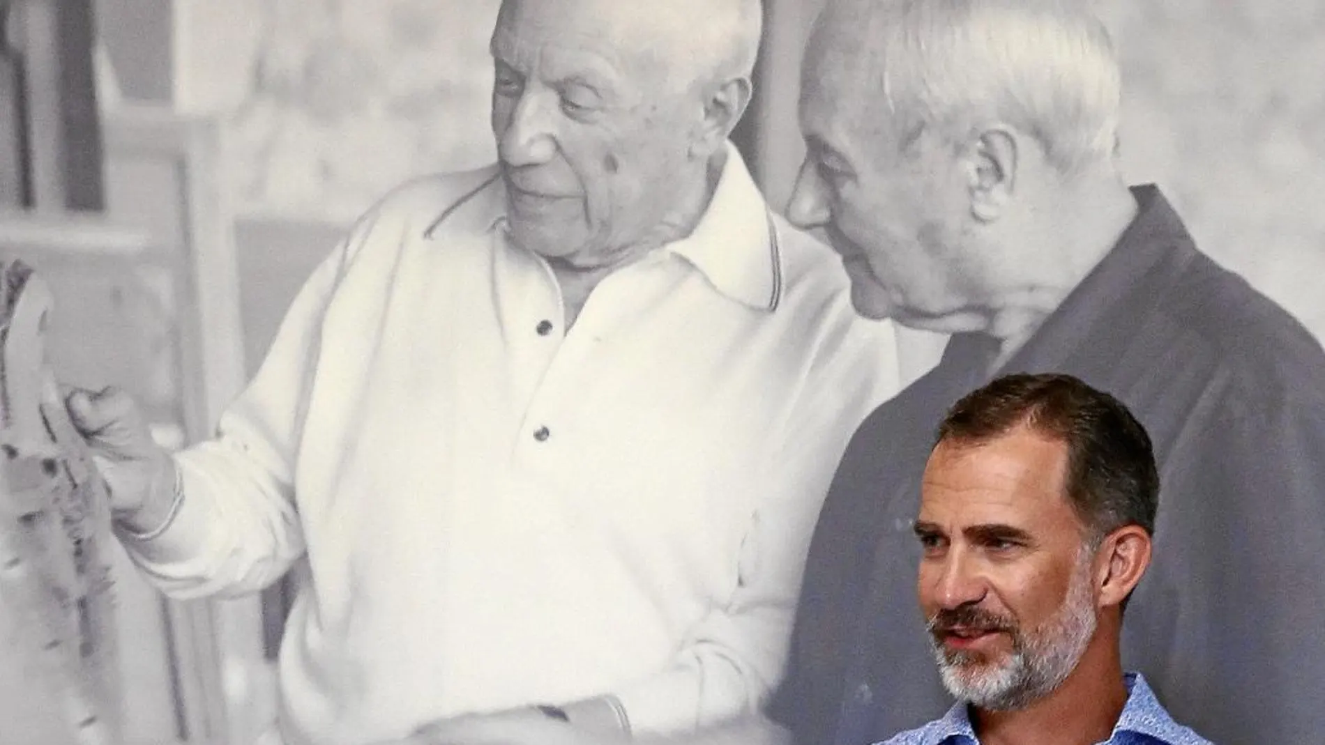 Don Felipe, ayer, en un momento de la visita de la Familia Real a la exposición de Miró y Picasso en Sóller