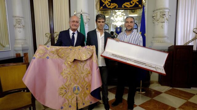 José Tomás junto al alcalde de Málaga, Francisco de la Torre, y el presidente de la Diputación malagueña, Elías Bendodo