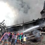 Los bomberos tras la explosión en la fábrica textil en Tongi
