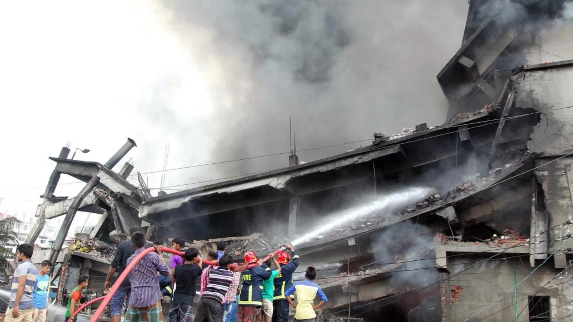 Los bomberos tras la explosión en la fábrica textil en Tongi