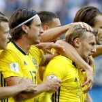Emil Forsberg celebra cons us compañeros el gol de Suecia ante Suiza. Efe